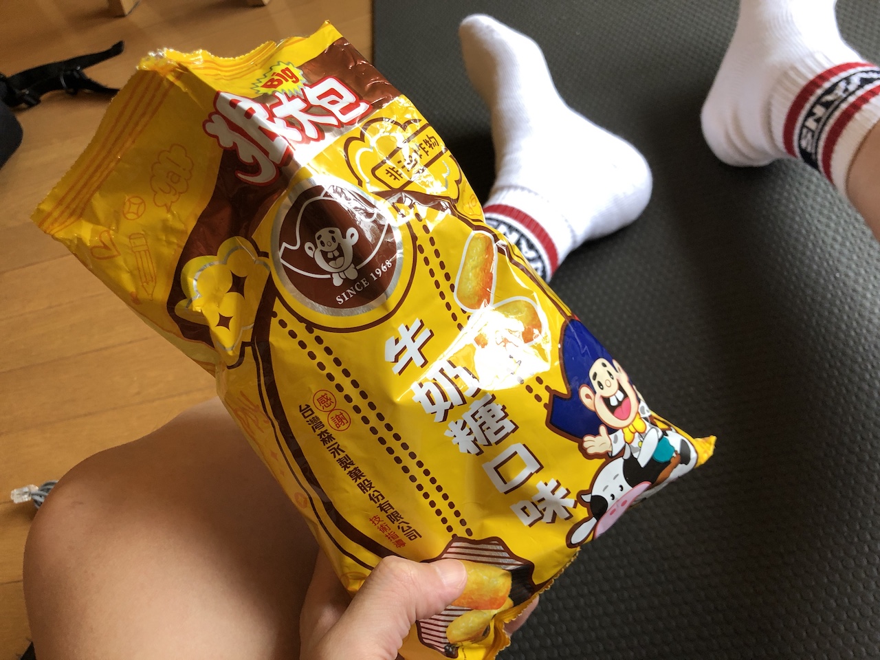 台南土産を食べつつブログ書きました|白ソックス系男子